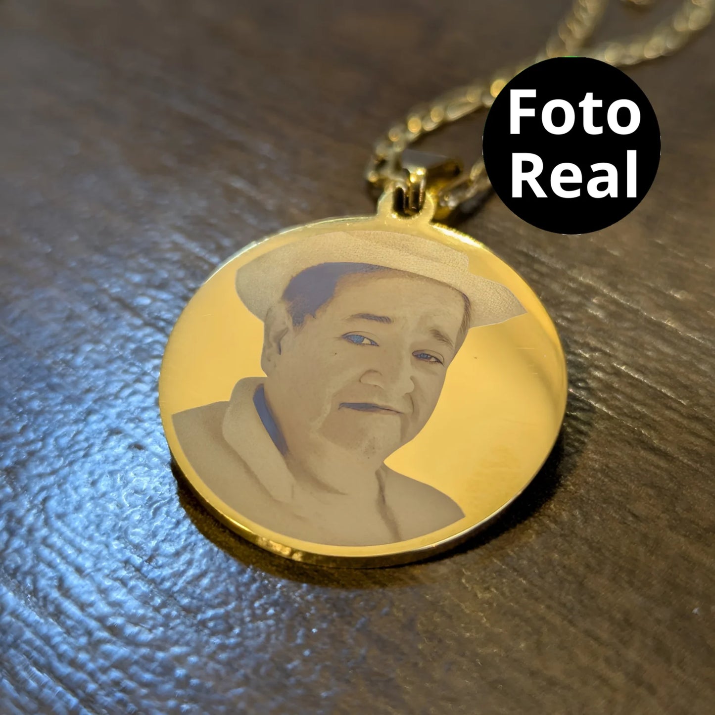 Collar con foto en formato realista y mensaje en la parte de atrás