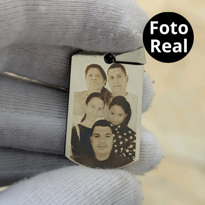 Collar con foto en formato realista y mensaje en la parte de atrás