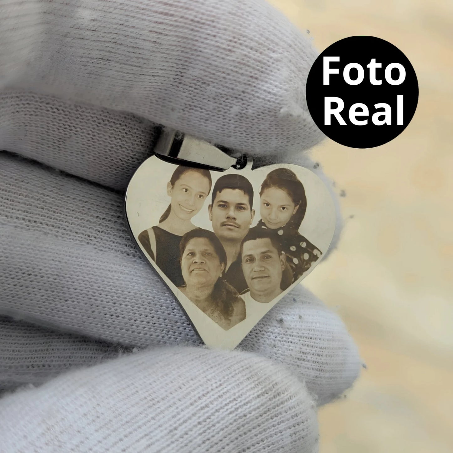 Collar con foto en formato realista y mensaje en la parte de atrás