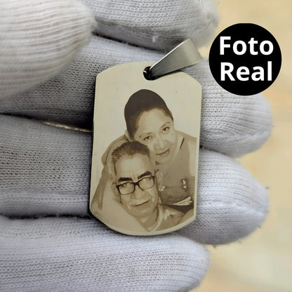 Collar con foto en formato realista y mensaje en la parte de atrás