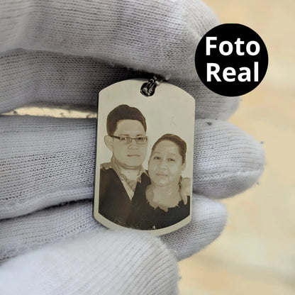 Collar con foto en formato realista y mensaje en la parte de atrás