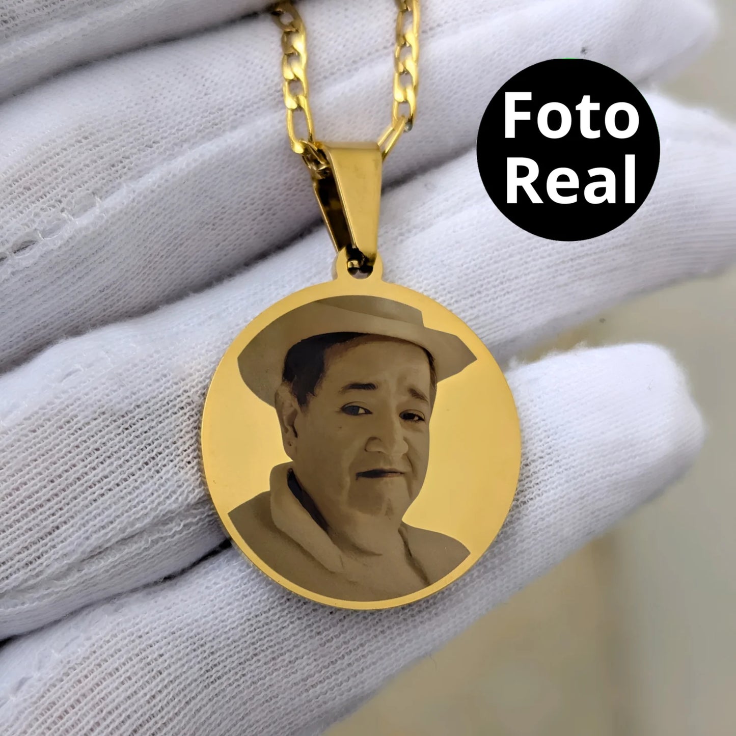 Collar con foto en formato realista y mensaje en la parte de atrás