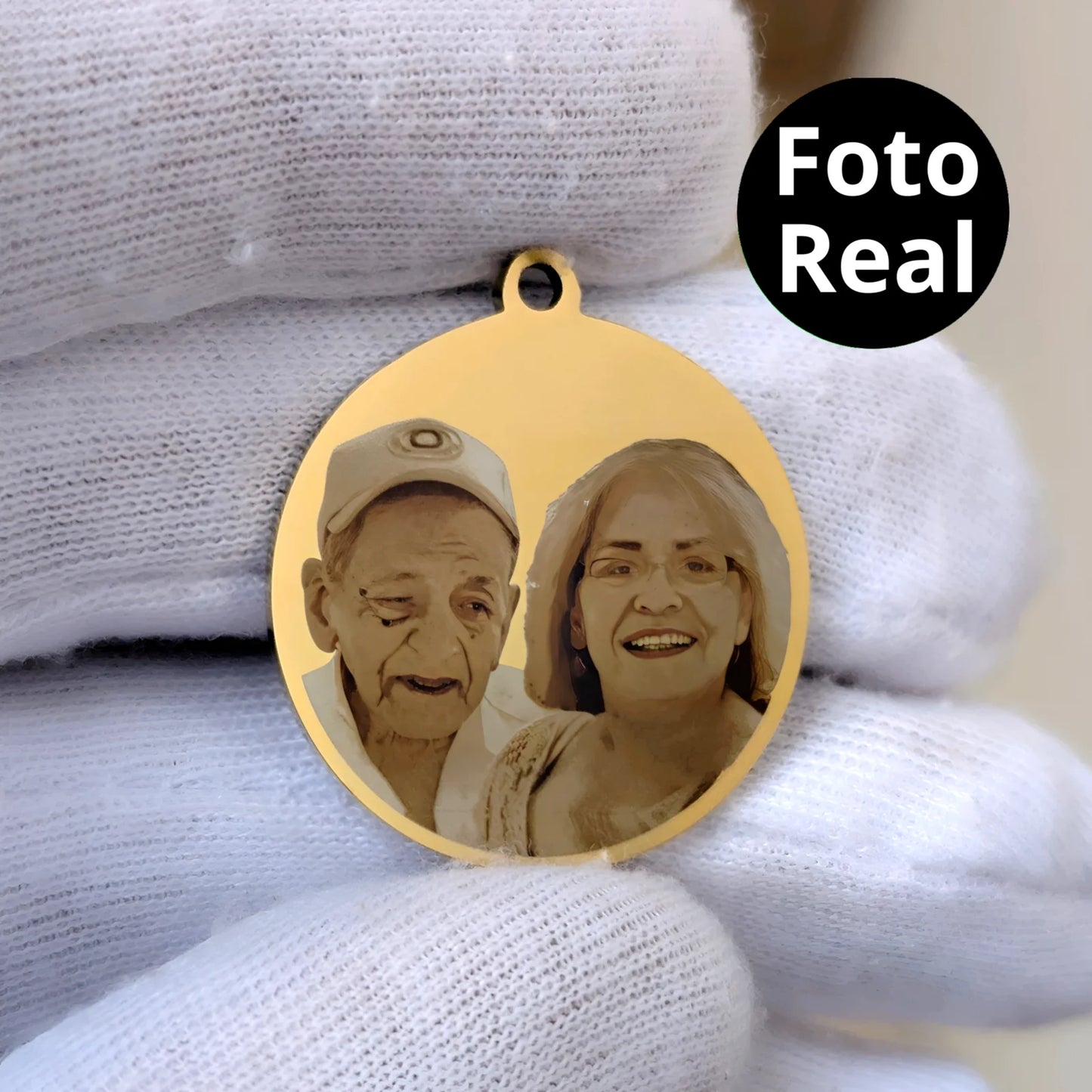 Collar con foto en formato realista y mensaje en la parte de atrás
