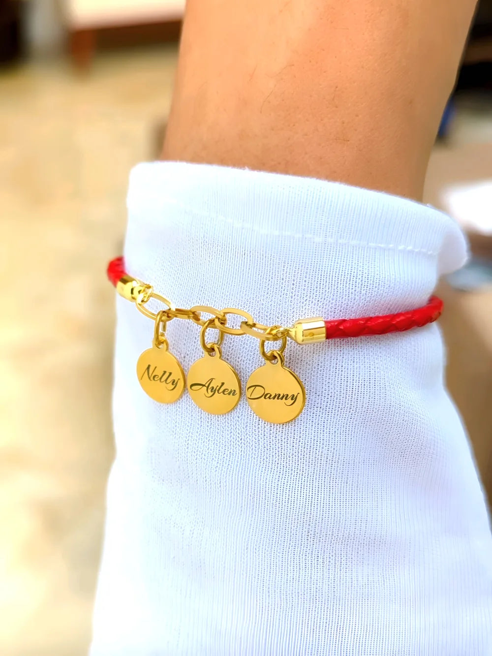 Familia Amada: Pulsera grabada con los nombres de la familia en acero y cuero