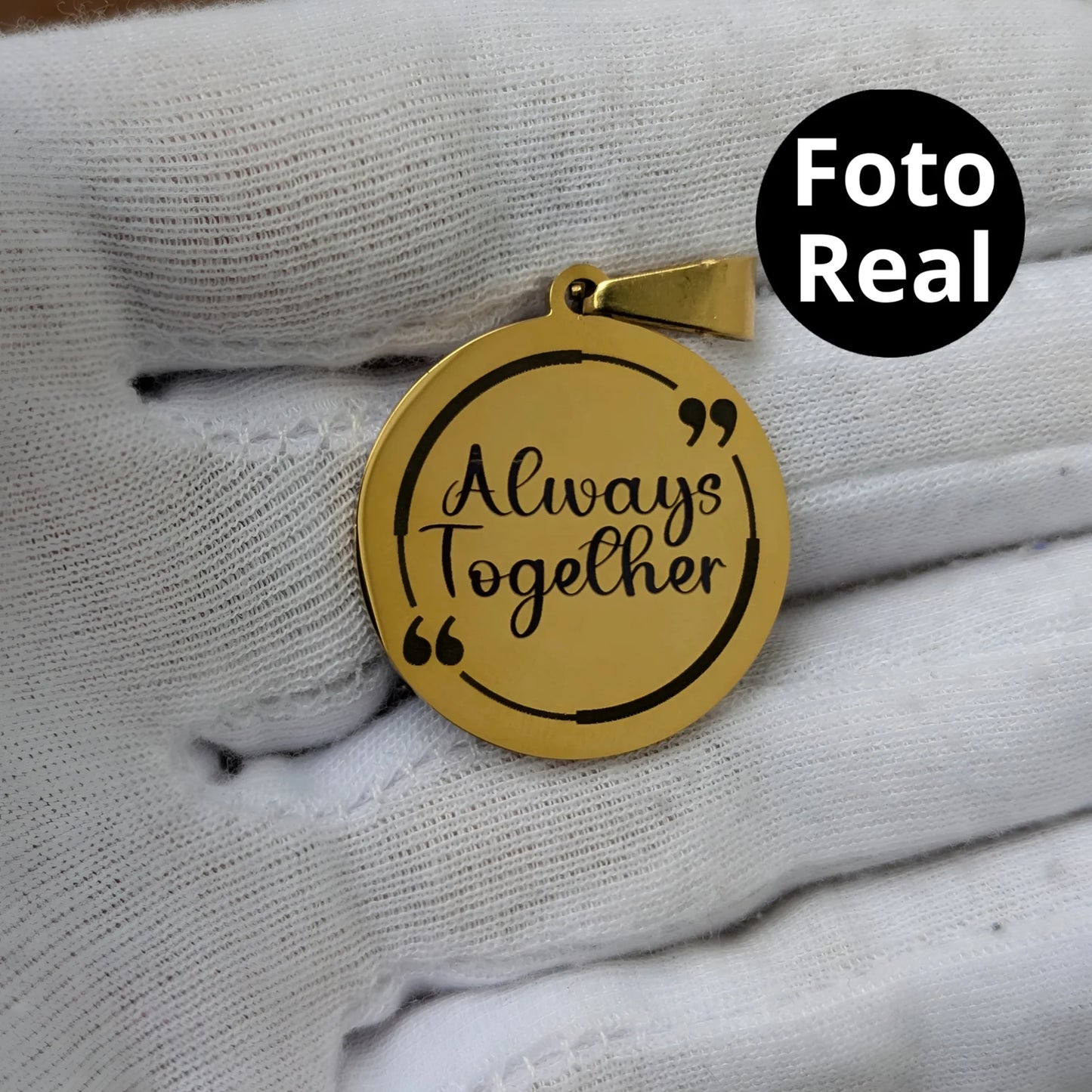 Collar con foto en formato realista y mensaje en la parte de atrás