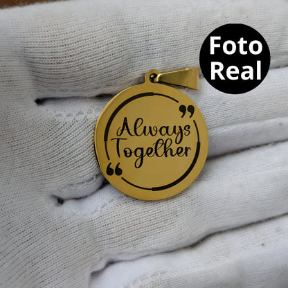 Collar con foto en formato realista y mensaje en la parte de atrás