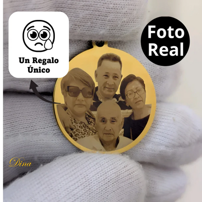 Collar con foto en formato realista y mensaje en la parte de atrás
