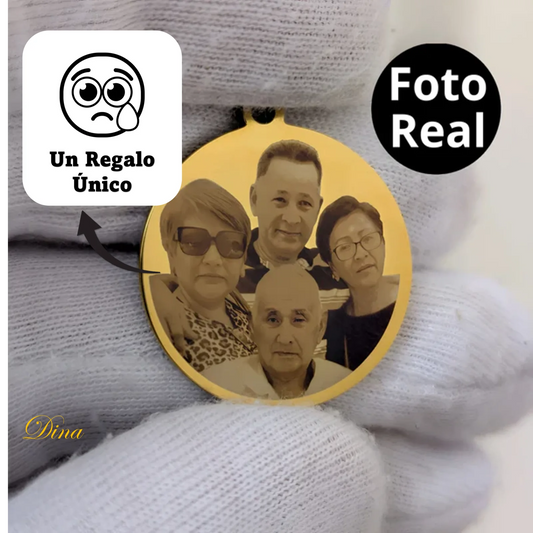 Collar con foto en formato realista y mensaje en la parte de atrás