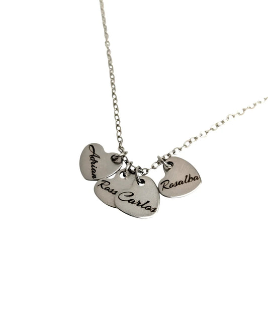 Collar Familia de Corazones: Cadena de acero con dijes grabados con nombre