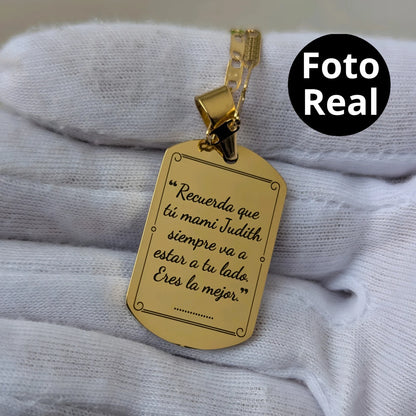 Collar con foto en formato realista y mensaje en la parte de atrás