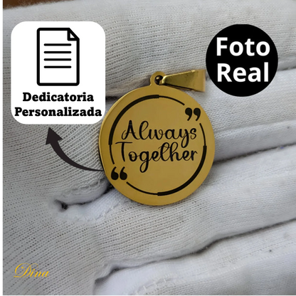 Collar con foto en formato realista y mensaje en la parte de atrás
