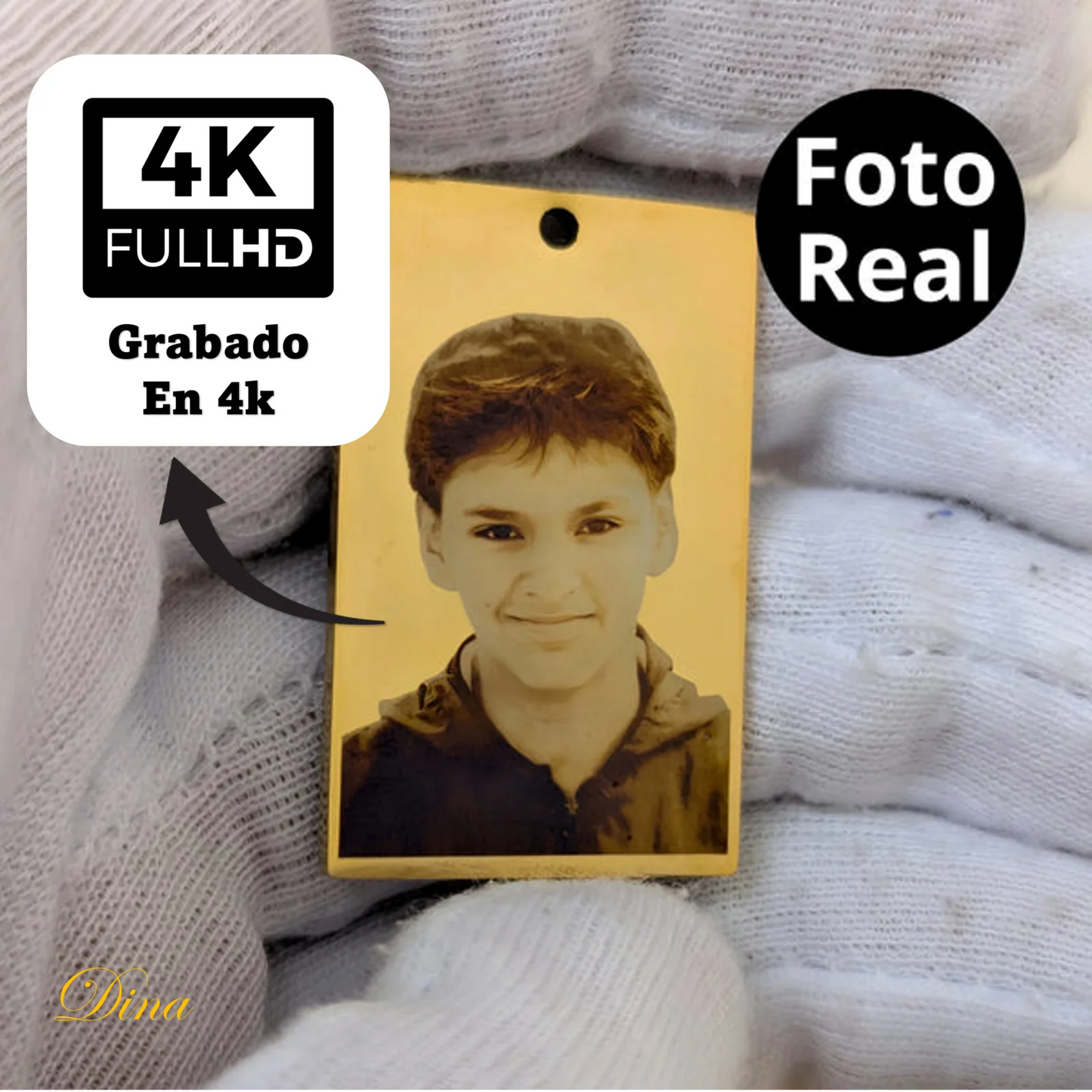 Collar con foto en formato realista y mensaje en la parte de atrás