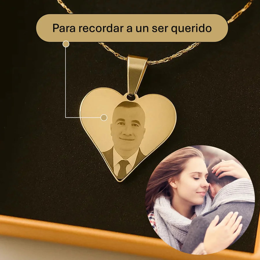 Collar con foto en formato realista y mensaje en la parte de atrás