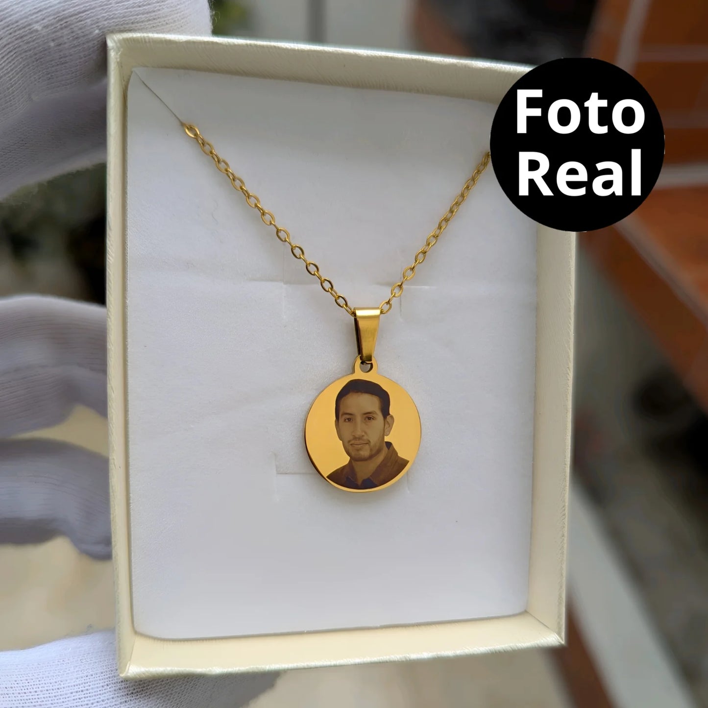 Collar con foto en formato realista y mensaje en la parte de atrás