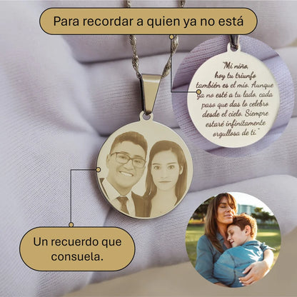 Collar con foto en formato realista y mensaje en la parte de atrás