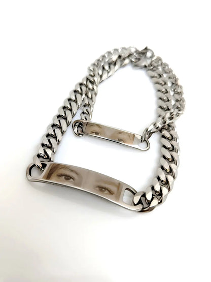 Miradas Gemelas: Pack 2 pulseras de acero de mirada de pareja y mensaje atrás