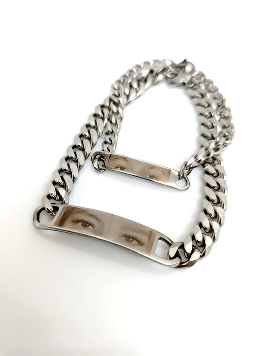 Miradas Gemelas: Pack 2 pulseras de acero de mirada de pareja y mensaje atrás