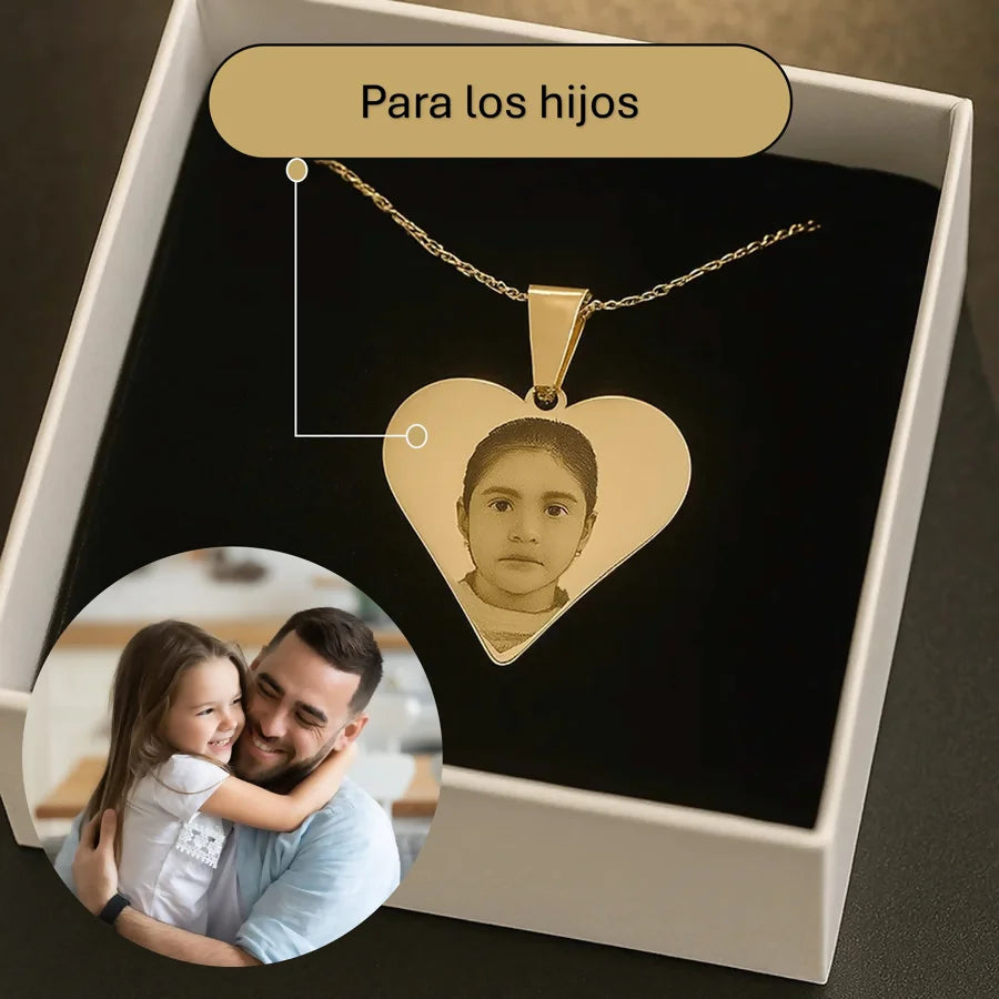 Collar con foto en formato realista y mensaje en la parte de atrás