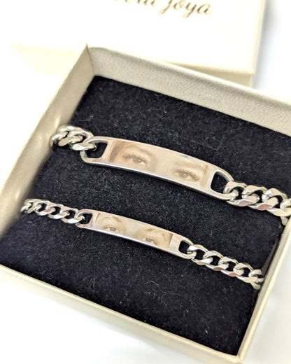 Miradas Gemelas: Pack 2 pulseras de acero de mirada de pareja y mensaje atrás