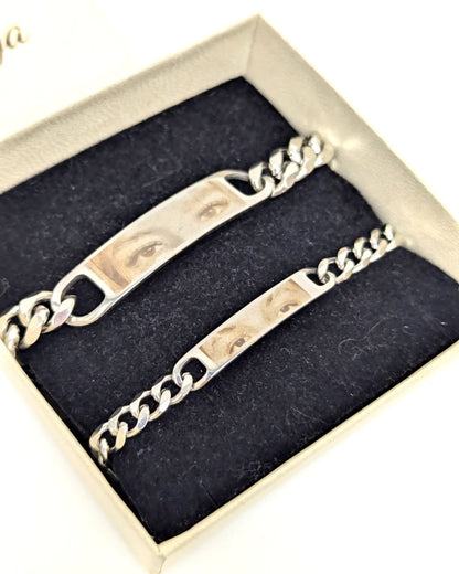 Miradas Gemelas: Pack 2 pulseras de acero de mirada de pareja y mensaje atrás