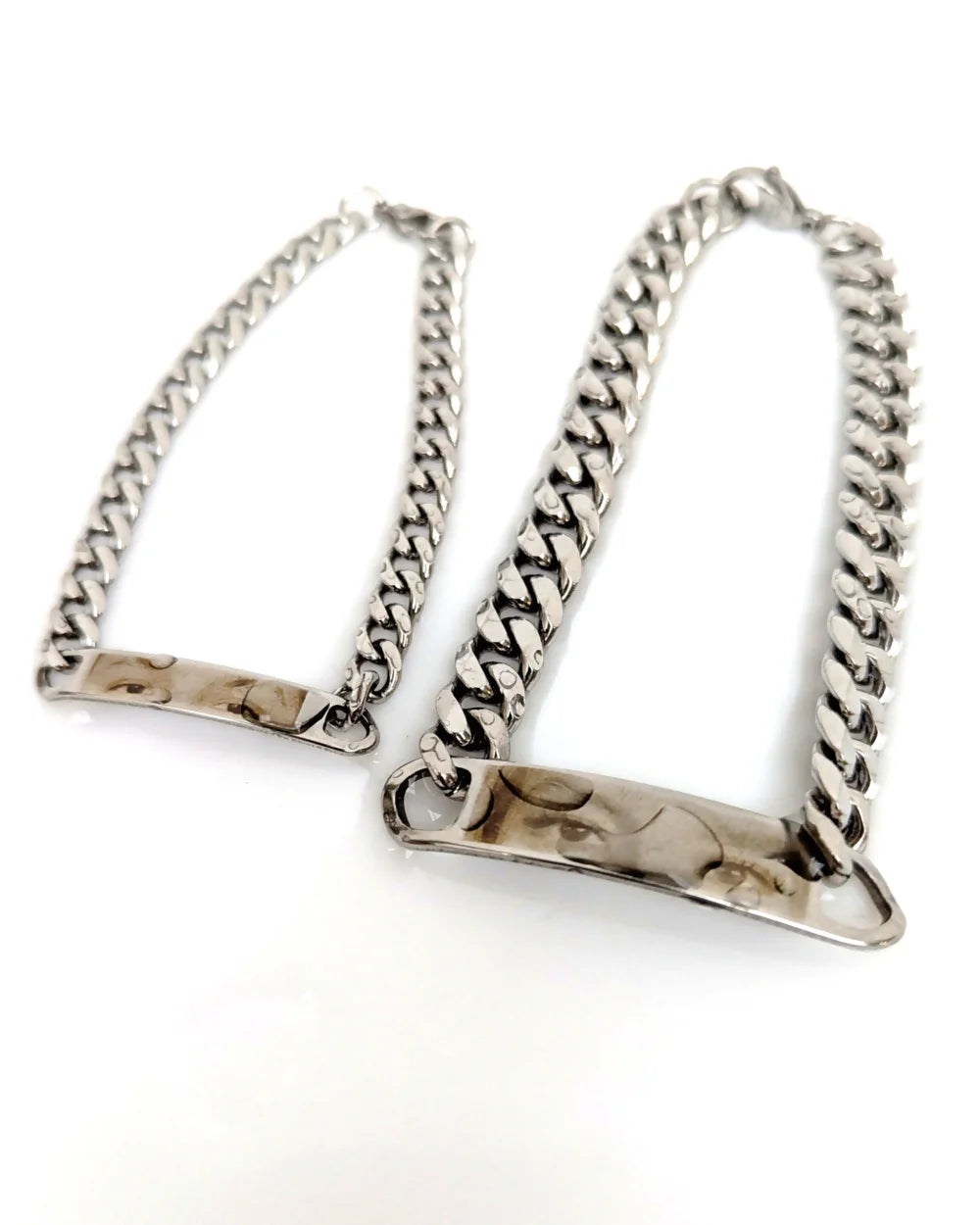 Miradas Gemelas: Pack 2 pulseras de acero de mirada de pareja y mensaje atrás
