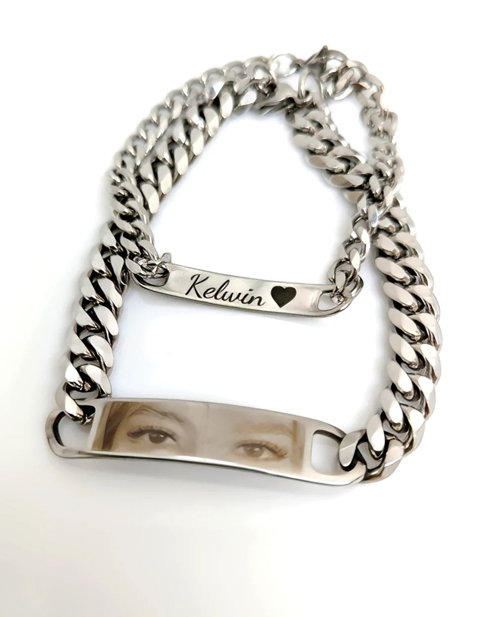 Miradas Gemelas: Pack 2 pulseras de acero de mirada de pareja y mensaje atrás