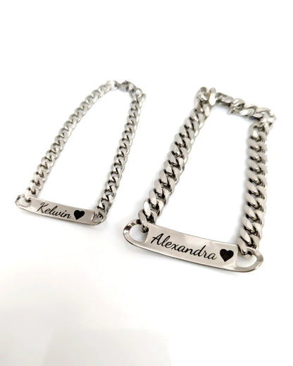 Miradas Gemelas: Pack 2 pulseras de acero de mirada de pareja y mensaje atrás