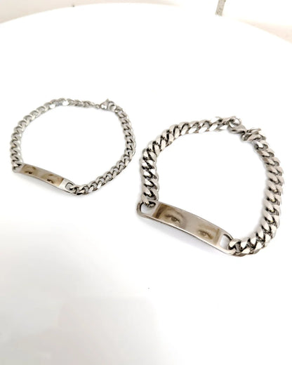 Miradas Gemelas: Pack 2 pulseras de acero de mirada de pareja y mensaje atrás