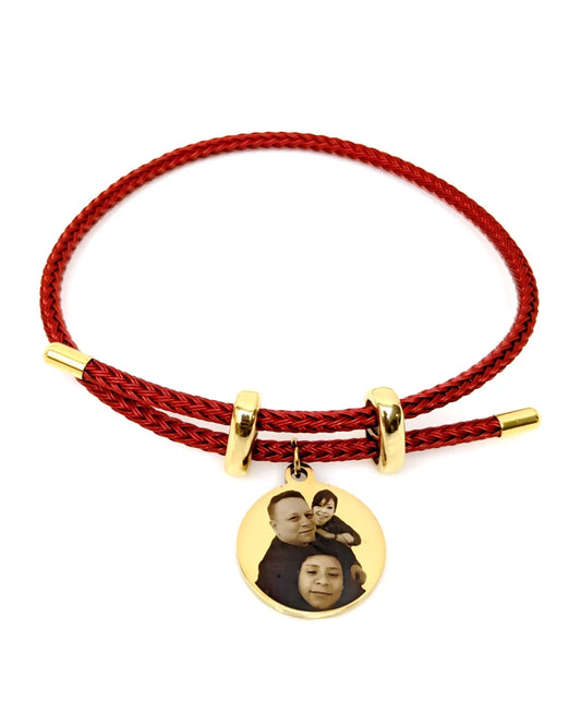 Pulsera Siempre Contigo: Pulsera cordón rojo con dije redondo dorado con foto y mensaje