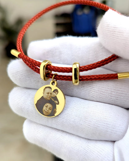 Pulsera Siempre Contigo: Pulsera cordón rojo con dije redondo dorado con foto y mensaje